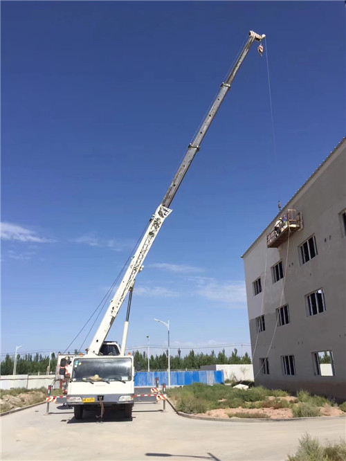 临泽县“轻装强干”—— 吊车的 “轻量化臂架” 技术